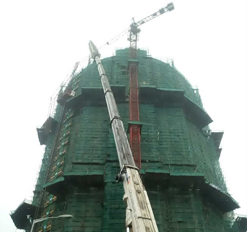 辽阳市吊车在工地上作业